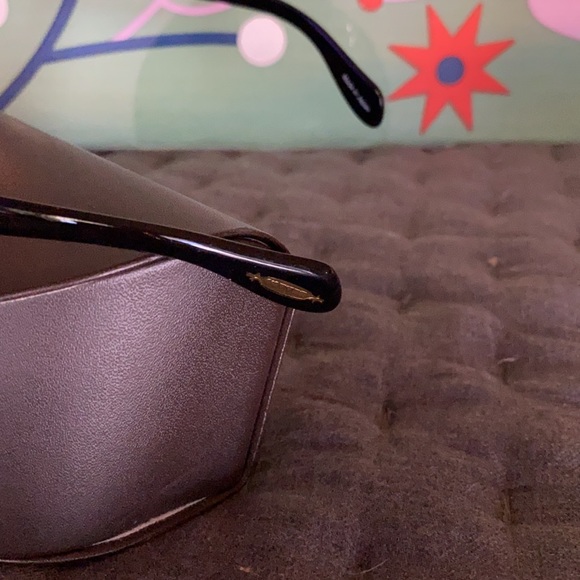 Pre-Loved sunnies… They look brand new! - Picture 3 of 3